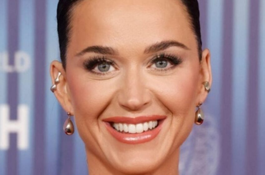 “El Vestido Más Inusual y Único Que Has Visto”: ¡Katy Perry Apareció En Un Elegante Evento de Moda en París Con un Mini Vestido Rojo y una Cola de 500 Pies de Largo!