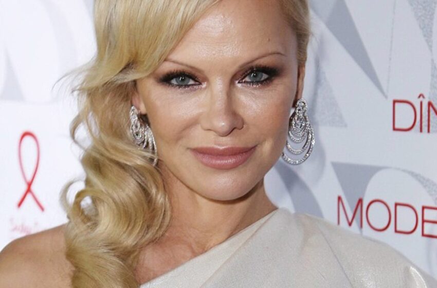Pliegues corporales y vientre prominente: Pamela Anderson se sintió avergonzada durante un evento social.