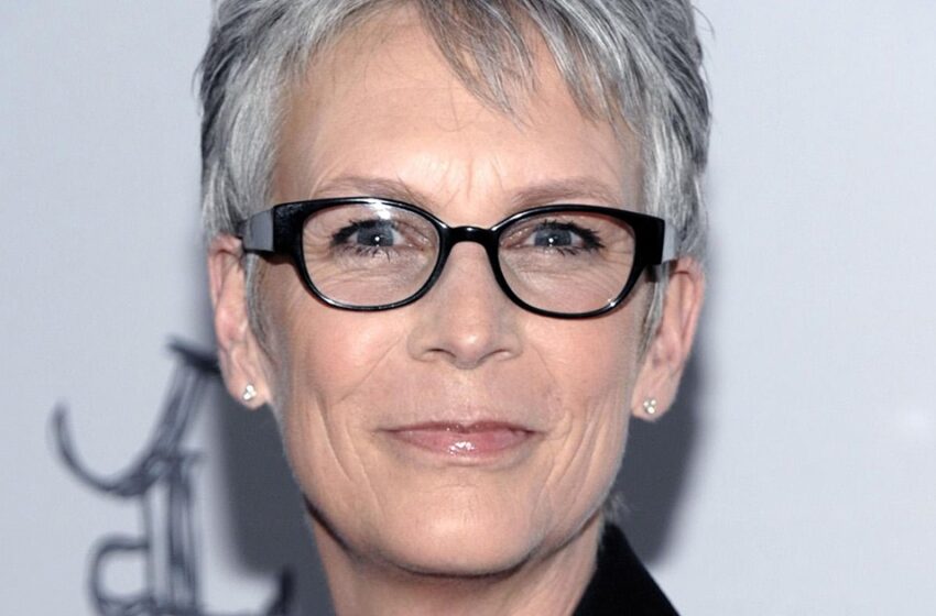  Un elegante vestido con un escote profundo. Jamie Lee Curtis presumió de su increíble figura a los 64 años.