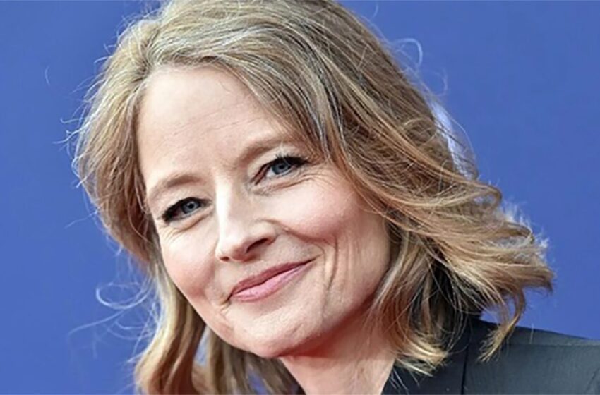 “Ella mejora con la edad”: ¡Los paparazzi capturaron a Jodie Foster, de 61 años, sin maquillaje ni filtros!