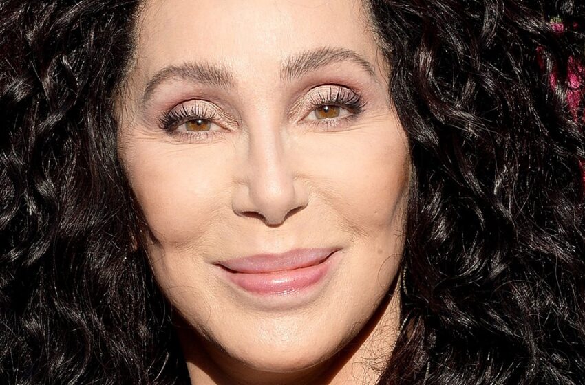  ¡”Mejora con los años”: Capturaron a Cher con leggins ajustados y tacones!