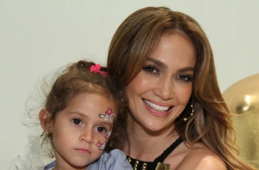 La apariencia de género neutro y el comportamiento masculino del hijo de Jennifer Lopez: ¡los fans especulan sobre la reciente aparición pública de la estrella con su hijo!