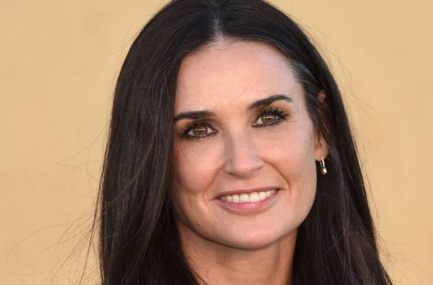 “¡Parecen Tener La Misma Edad!”: ¡Demi Moore, De 61 Años, Sorprende A Sus Fans Con Atrevidas Fotos En Bikini Desde La Piscina Con Su Nieta!