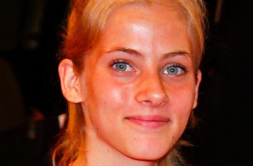  La chica que no se parece a su famosa “madre bonita” y tiene un hermano gemelo: ¡Intenta reconocer a la rubia en la foto!