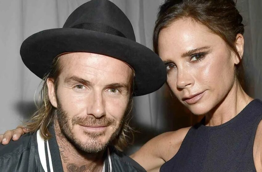 ¡Victoria Beckham, de 50 años, causó revuelo en la portada de una revista luciendo un blazer abierto que revelaba su sujetador! ¡Imágenes audaces de la esposa de David Beckham!