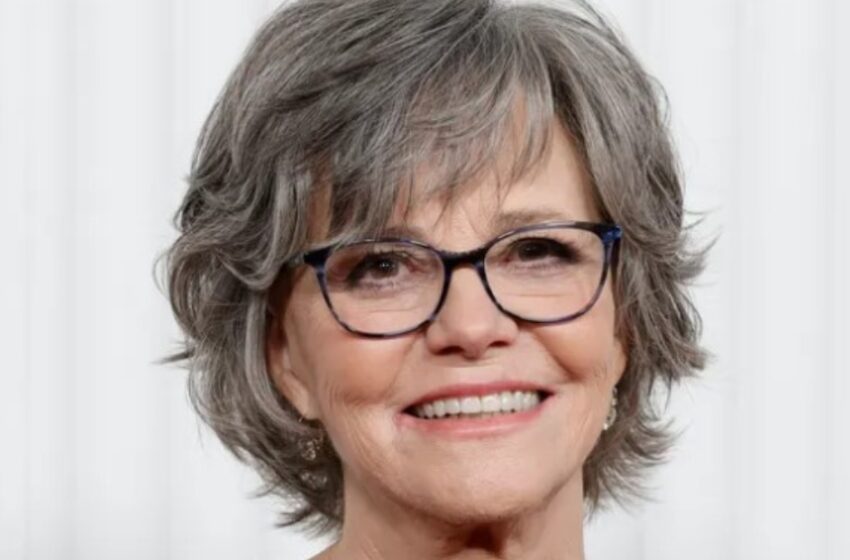 ¡La leyenda de Hollywood de 77 años compartió sus sentimientos sobre ser abuela de cinco: Las fotos envejecidas de Sally Field desde una hermosa casa con vista al océano!