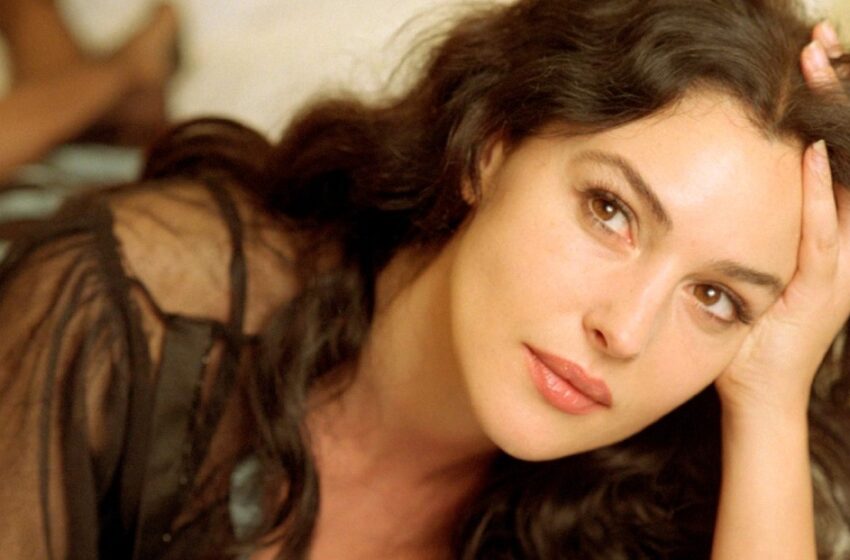 “¡El tiempo y la edad hacen su efecto!”: ¡Los paparazzi compartieron fotos impactantes que muestran el cabello canoso de Monica Bellucci!