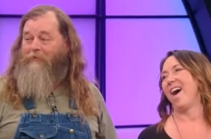 ¡Durante 20 años, un hombre tuvo una barba larga y desordenada! ¡Su esposa estaba encantada cuando finalmente se la afeitaron!