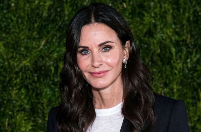 Courteney Cox deslumbra en video de entrenamiento en bikini: los fans comentan sobre un detalle inesperado.
