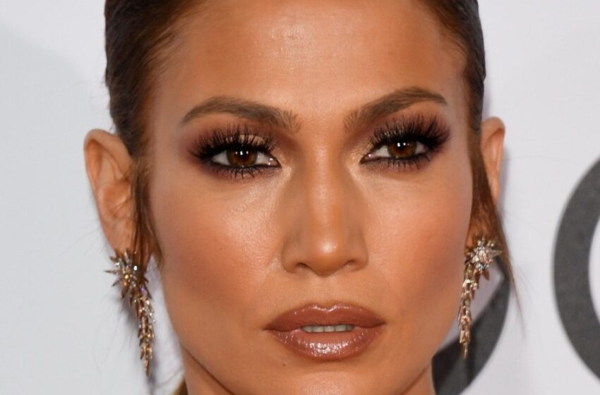  Jennifer Lopez deslumbra en un atrevido traje de baño por su 55 cumpleaños: ¡todos están haciendo la misma pregunta!