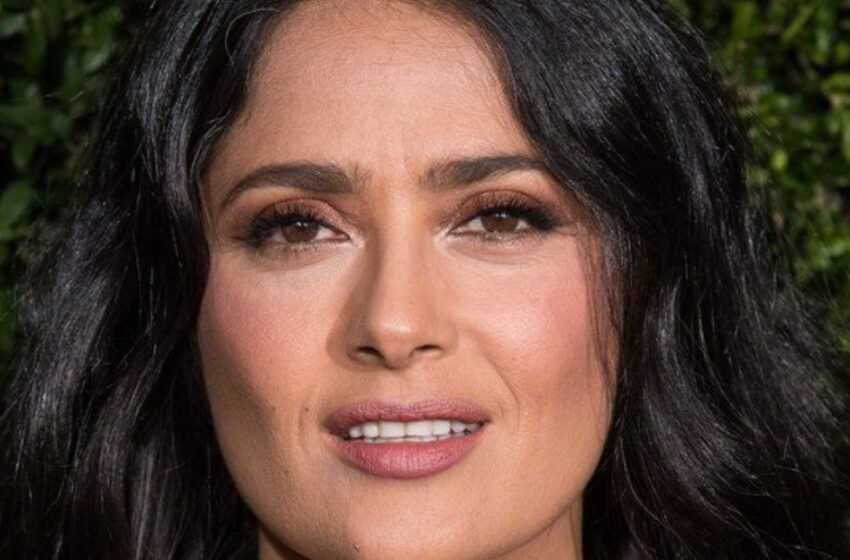  “¡Tiene 57 años, pero sigue siendo una de las mujeres más deseadas del planeta!”: ¡Salma Hayek compartió una nueva y atrevida foto en bikini!