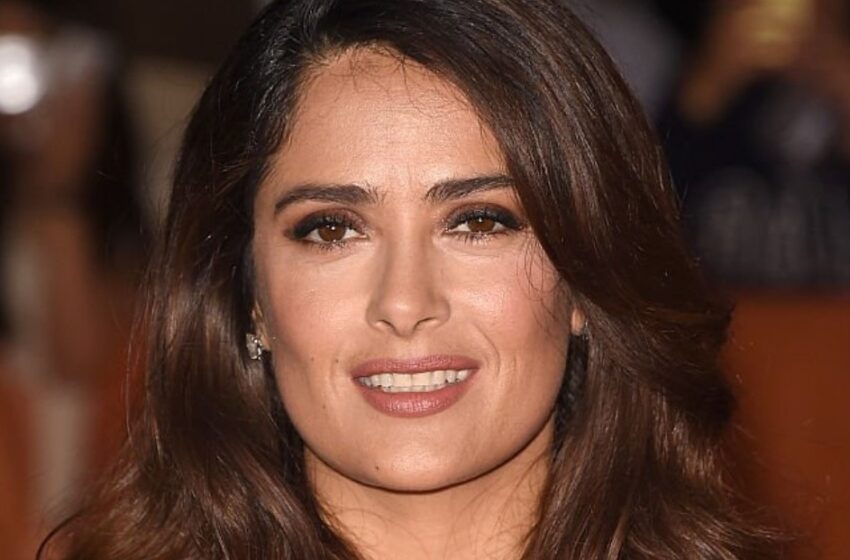 “Belleza Atemporal”: A los 57, Salma Hayek Captura Corazones con su Impecable Look en Bikini y su Espíritu Auténtico