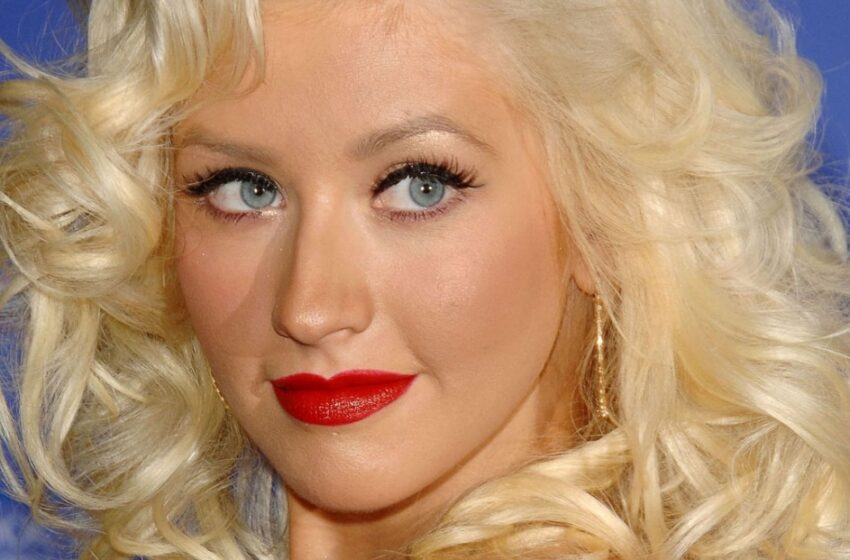 “A sus 43 años, realmente parece la mitad de su edad”: ¡Christina Aguilera deja a todos asombrados con su aspecto juvenil!