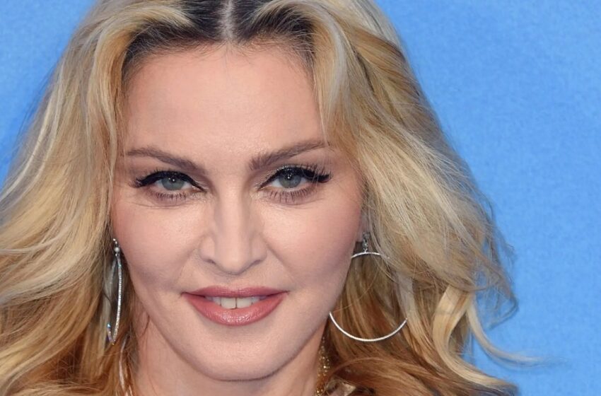 “Una vez más, hizo explotar la red”: ¡Madonna, de 65 años, publicó una foto desnuda con su joven amante!