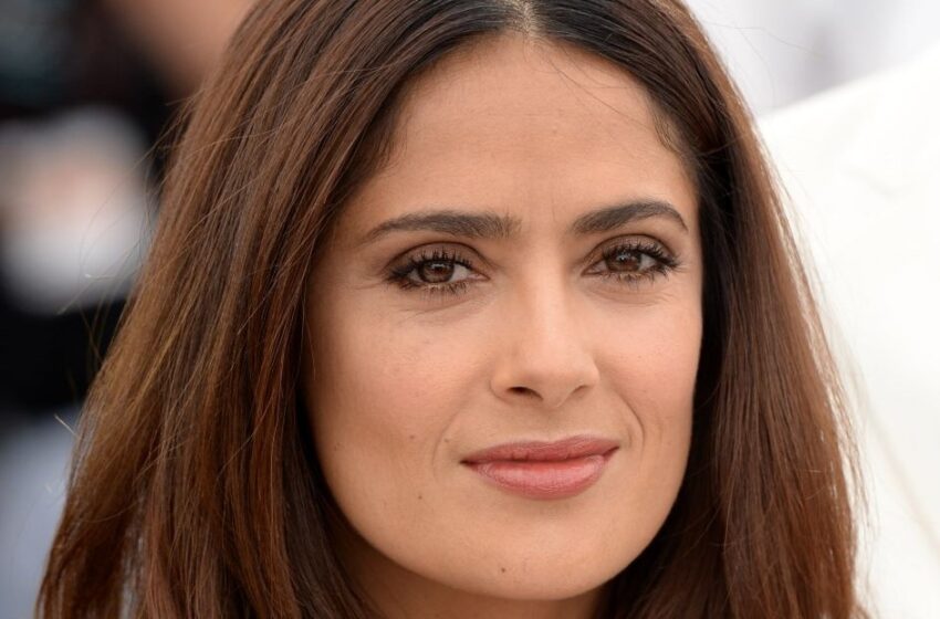 “¡Luce más joven que nunca!”: Salma Hayek, de 57 años, presume su cintura esbelta – ¡Los fans están realmente sin palabras!