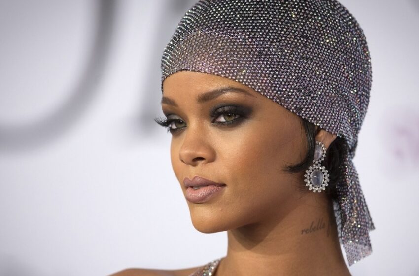 Estrella del Carnaval de Barbados: ¡Rihanna Deslumbra con su Figura en un Brillante Atuendo de Piedras y Plumas!
