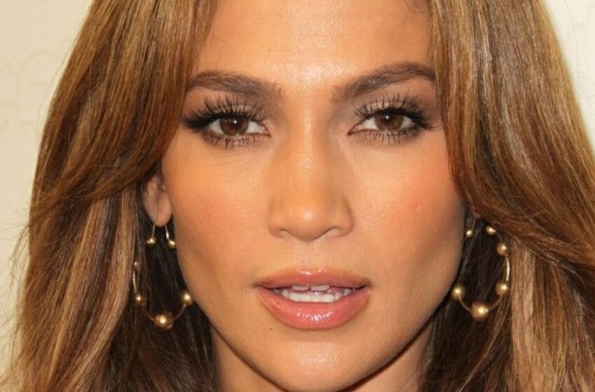 “Se Ve Preocupante”: Las Fotos Honestas de Jennifer Lopez Sin Photoshop Impactan a Sus Fans