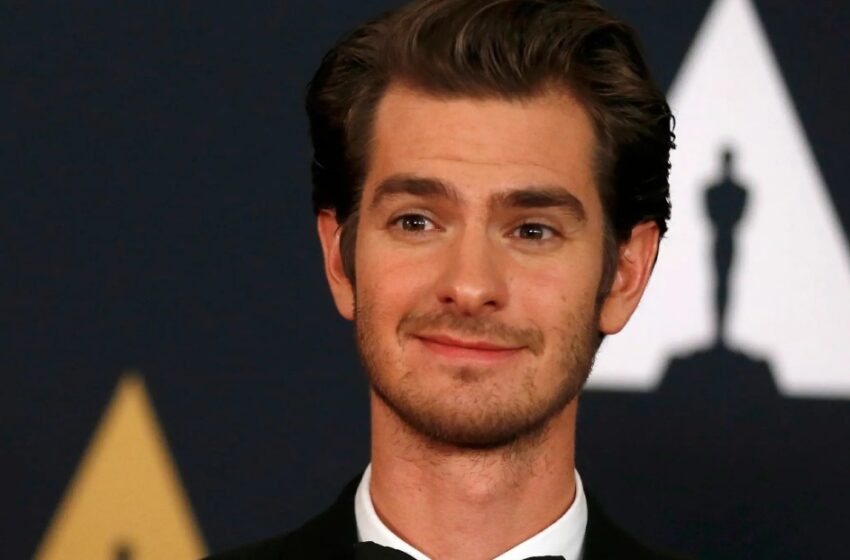 “Definitivamente Lo Ha Hechizado”: Internet Está Enloquecido con la Prometida de Apariencia Sencilla del Actor Andrew Garfield”