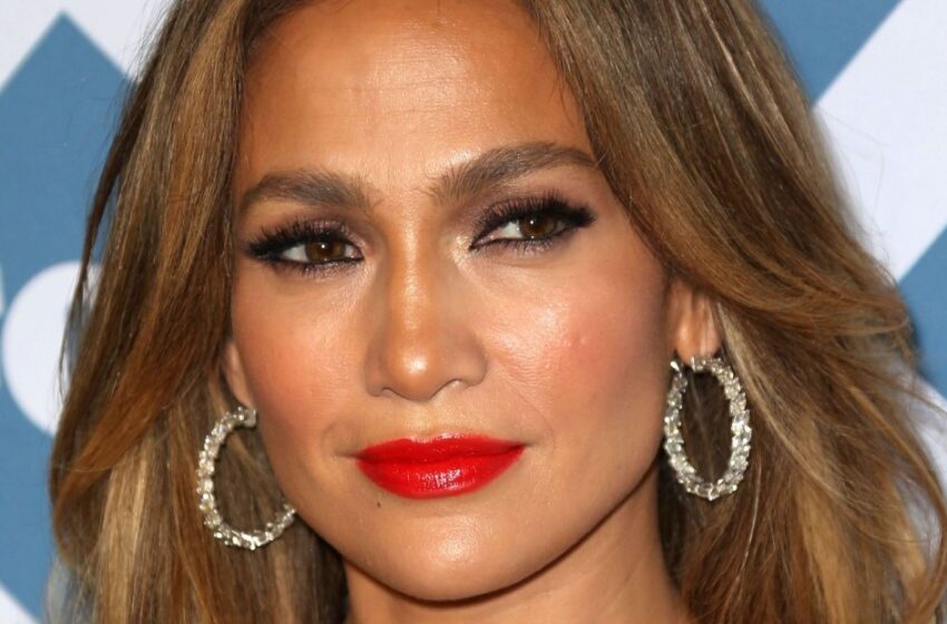  Jennifer Lopez Cumple 55 Años: ¡Una Foto en Traje de Baño que Desafía la Edad y las Expectativas!