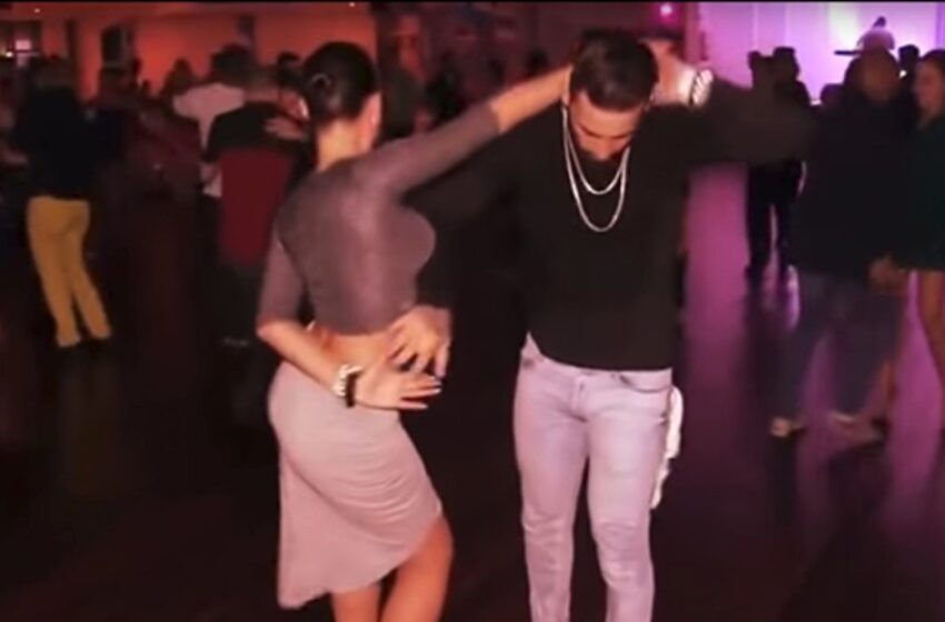 “Figura Perfecta y Elasticidad en el Movimiento”: ¡Es Imposible Apartar la Mirada de la Chica que Baila Bachata!