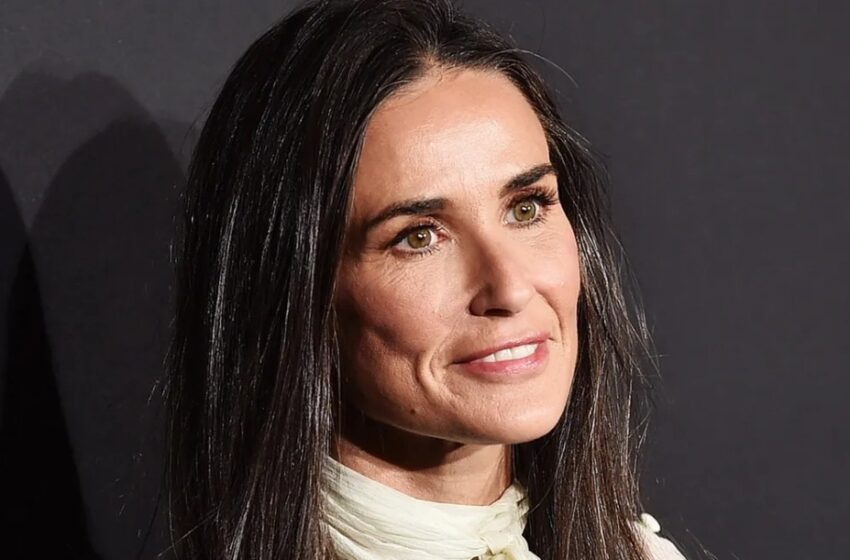 Demi Moore de 61 Años Fue Captada de Vacaciones en un Bikini Blanco Pequeño: ¿Cuál Fue el Detalle Que Provocó un Verdadero Alboroto en la Red?