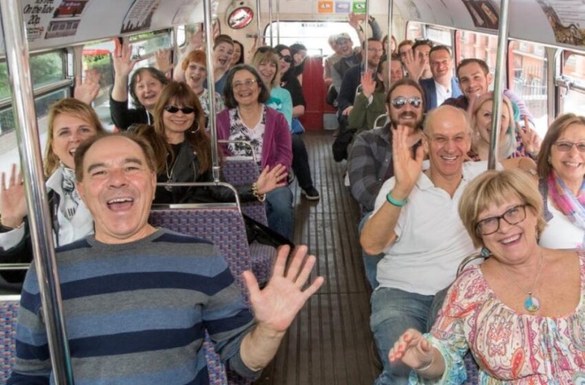  Un Hombre Negro Cede Su Asiento a una Mujer Embarazada, Pero una Anciana Lo Toma en Su Lugar: ¡Su Respuesta Hace Reír a Todo el Autobús!