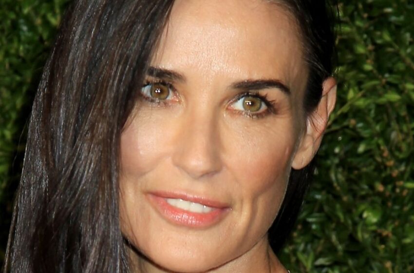  “Luciendo Extremadamente Delgada”: Reacción de los Fans a la Foto de Demi Moore en el Yate con Pantalones Cortos