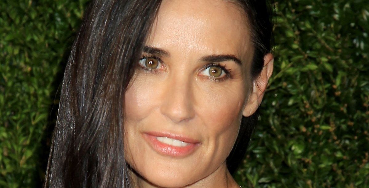 “Luciendo Extremadamente Delgada”: Reacción de los Fans a la Foto de Demi Moore en el Yate con Pantalones Cortos