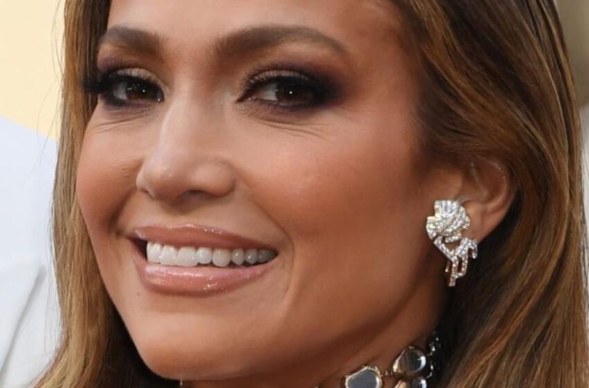  “El look de Jennifer Lopez en la Met Gala desató controversia”: Críticos dicen que es inapropiado para una mujer de 54 años.