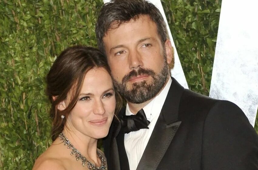 Ben Affleck Enjoys Dinner With Ex-Wife Jennifer Garner and Daughters, Caught by Paparazzi