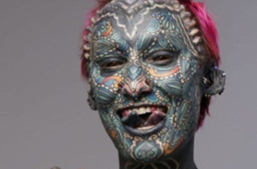  “Récord Mundial”: Mujer con el 99.8% de su Cuerpo Cubierto de Tatuajes Entra en el Libro Guinness