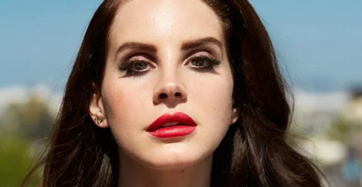 “¡Un look tan impresionante y renovado!”: Lana Del Rey, de 39 años, mostró su esbelta figura en el festival Rock En Seine en París.