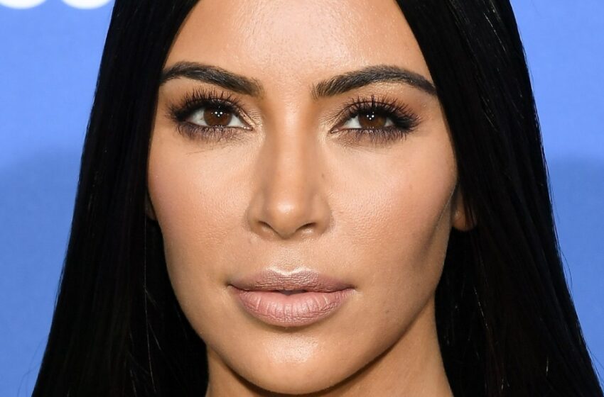  Kim Kardashian Luce Su Esbelta Figura en un Glamuroso Conjunto Blanco