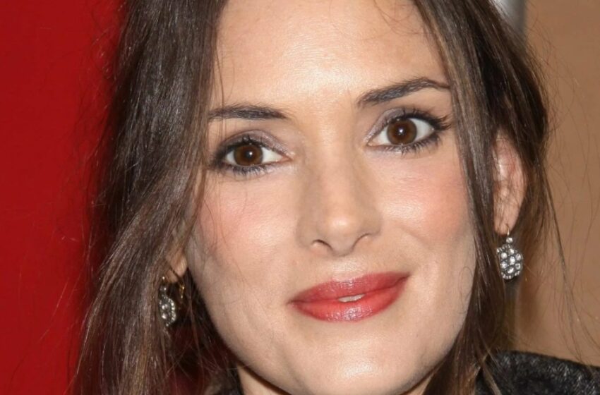  Winona Ryder Apareció en Público con Su Novio por Primera Vez en Mucho Tiempo: ¡Imágenes Raras de la Pareja de Estrellas!