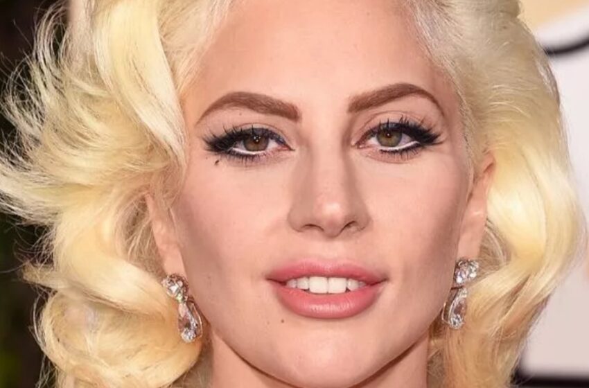  Lady Gaga mostró un enorme anillo de diamantes y besó públicamente a su prometido en Venecia: ¡Foto del romántico beso!