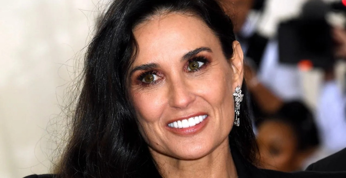 “Lucía Tan Delgada Y Cansada”: ¡El Reciente Look de Demi Moore en Mini Shorts Fue Fuertemente Criticado en Internet!