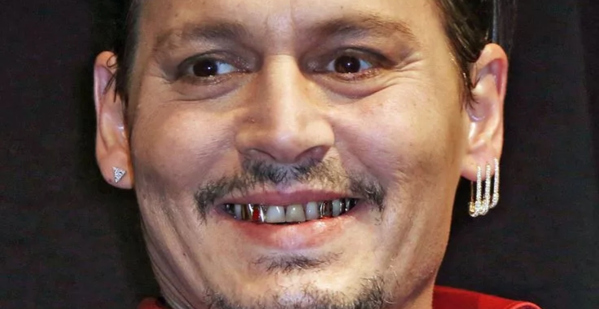 “Asombra a sus fans con sus nuevos dientes”: Johnny Depp, influenciado por su joven pareja, visita al dentista por primera vez en 30 años.