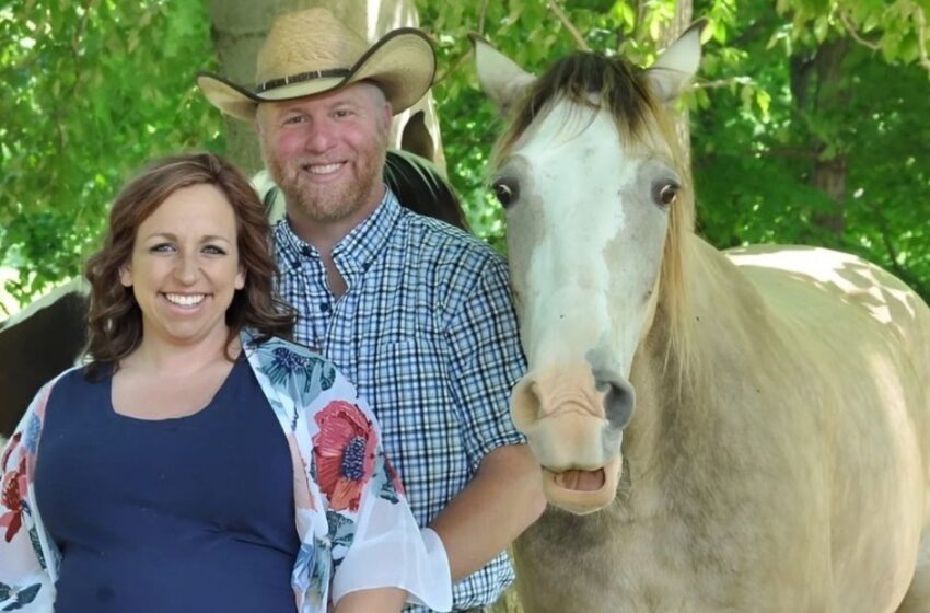  El Pareja Decidió Tomarse una Foto y el Caballo Hizo que Fuera Aún Más Divertida: ¡La Imagen Que Te Alegrará el Día!