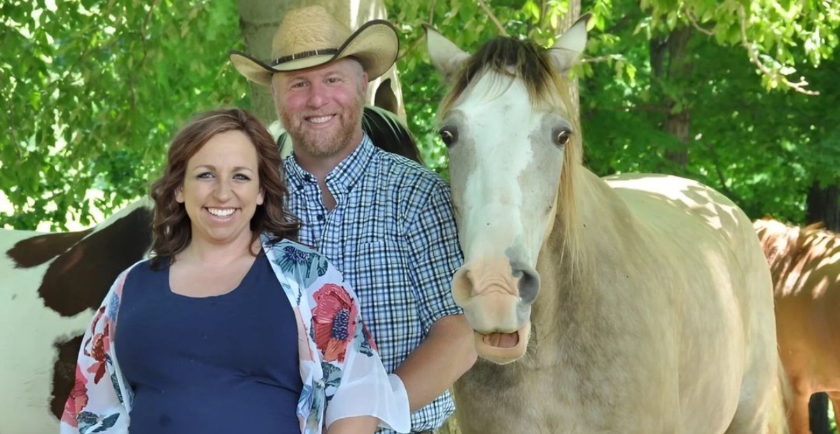 El Pareja Decidió Tomarse una Foto y el Caballo Hizo que Fuera Aún Más Divertida: ¡La Imagen Que Te Alegrará el Día!