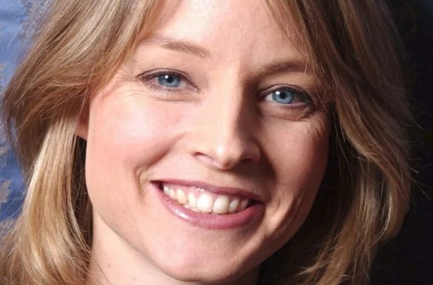  “Jodie Foster Criticada por su Cabello Canoso a los 60 Años”: Sin Embargo, Es Apreciada por su Esposa de la Boda Secreta