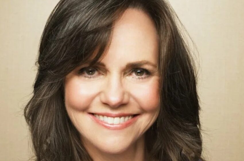  “Soy una mujer mayor. ¡77 años es viejo, y está bien!”: Críticas por su envejecimiento natural, Sally Field encuentra alegría como abuela de 5