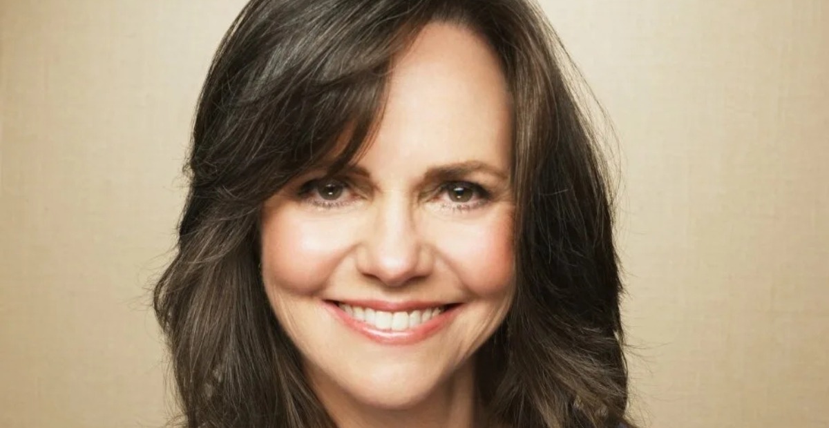 “Soy una mujer mayor. ¡77 años es viejo, y está bien!”: Críticas por su envejecimiento natural, Sally Field encuentra alegría como abuela de 5