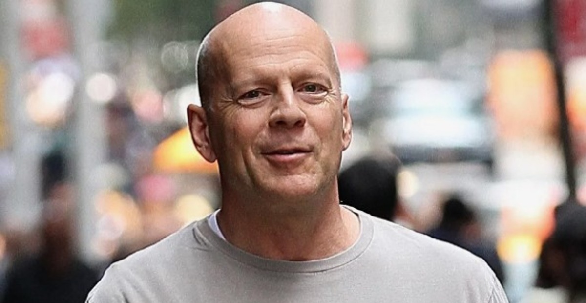 Los paparazzi capturan a un frágil Bruce Willis en un coche con guardaespaldas: “¿Cómo luce ahora?”