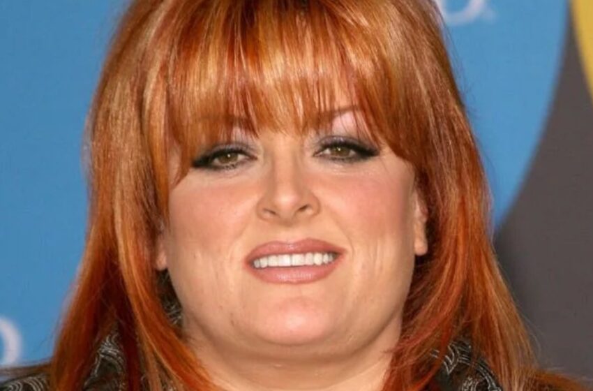  “¡Se Ve Tan Delgada a Sus 60!”: Wynonna Judd Sorprendió a Todos con su Pérdida de Peso Extremada y su Look en un Atuendo Negro.