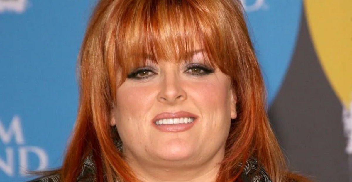 “¡Se Ve Tan Delgada a Sus 60!”: Wynonna Judd Sorprendió a Todos con su Pérdida de Peso Extremada y su Look en un Atuendo Negro.