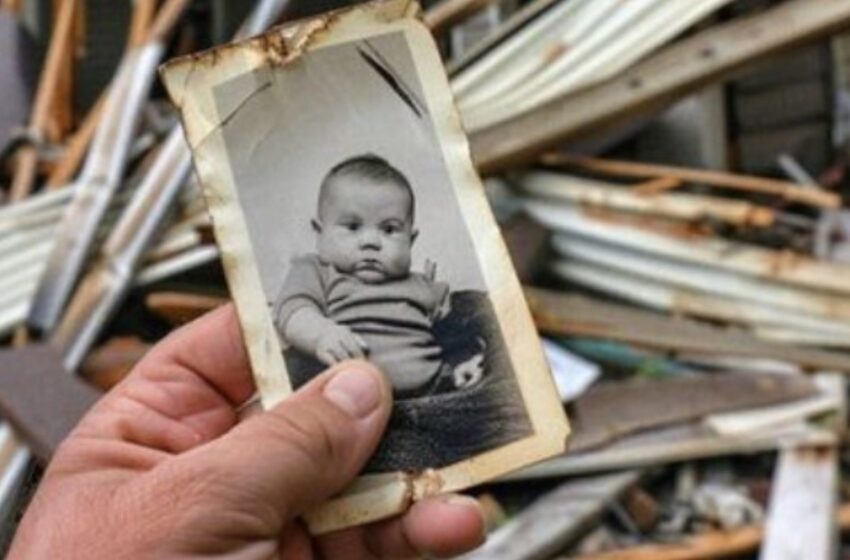  “Millonario Demuele la Casa de un Anciano y Encuentra una Foto de su Infancia Entre los Escombros: ¡El Descubrimiento lo Sorprende!”