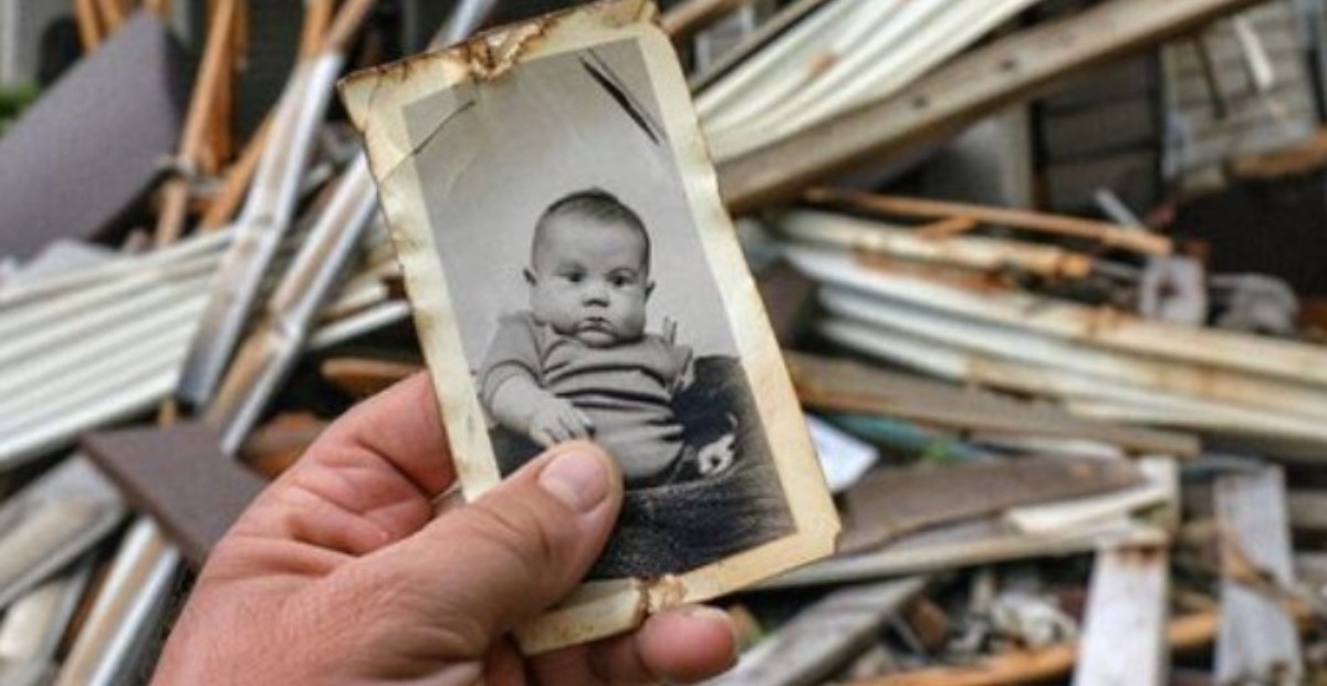 “Millonario Demuele la Casa de un Anciano y Encuentra una Foto de su Infancia Entre los Escombros: ¡El Descubrimiento lo Sorprende!”