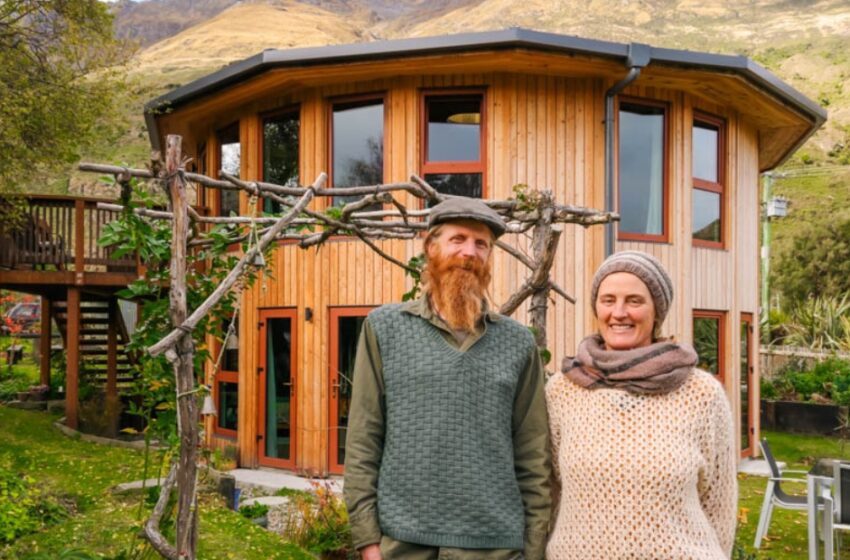  “¡Una Impresionante Fusión de Diseño!”: Increíble casa redonda, construida por una pareja, y un bosque comestible de 1/4 de acre – ¿Cómo es por dentro?