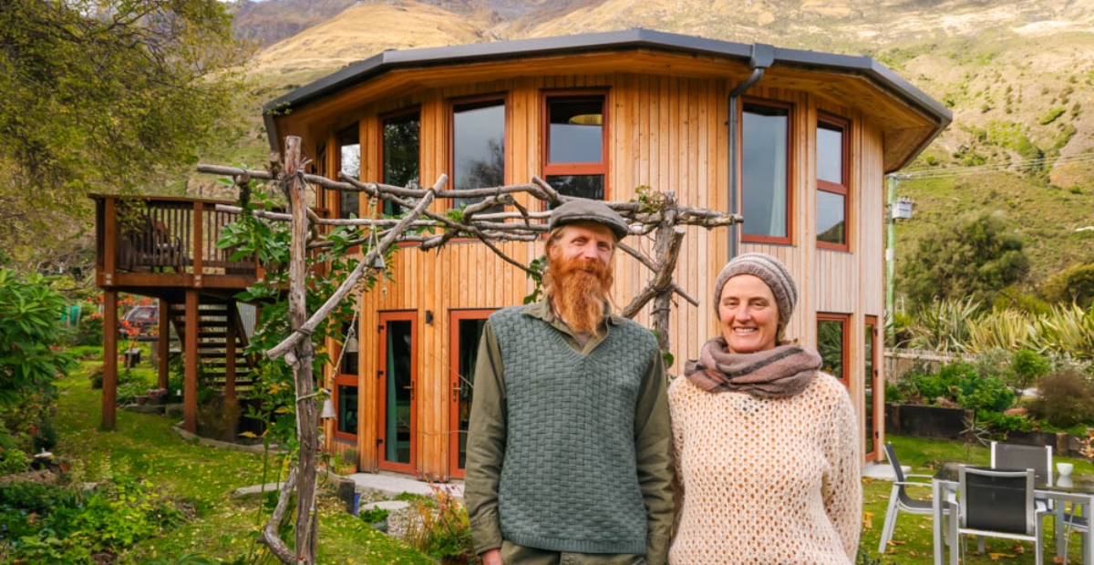 “¡Una Impresionante Fusión de Diseño!”: Increíble casa redonda, construida por una pareja, y un bosque comestible de 1/4 de acre – ¿Cómo es por dentro?