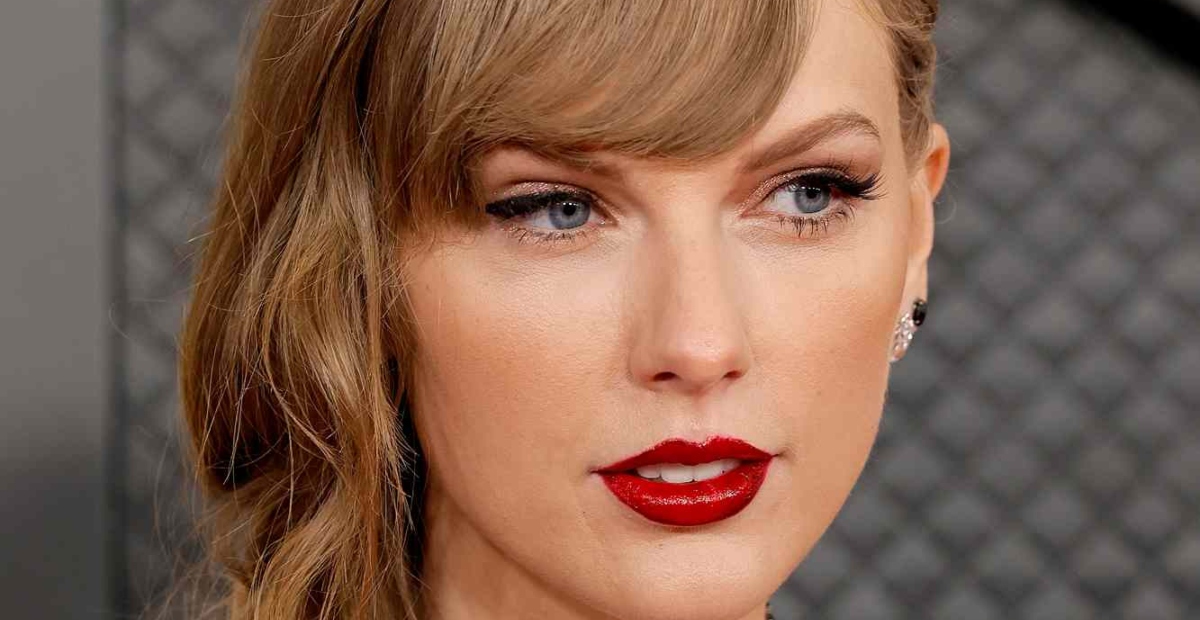 “Taylor Swift Enfrenta Críticas por su Atuendo ‘Chabacano’ en el Juego”: Fans Sorprendidos por su ‘Look de Caminante de Calle'”